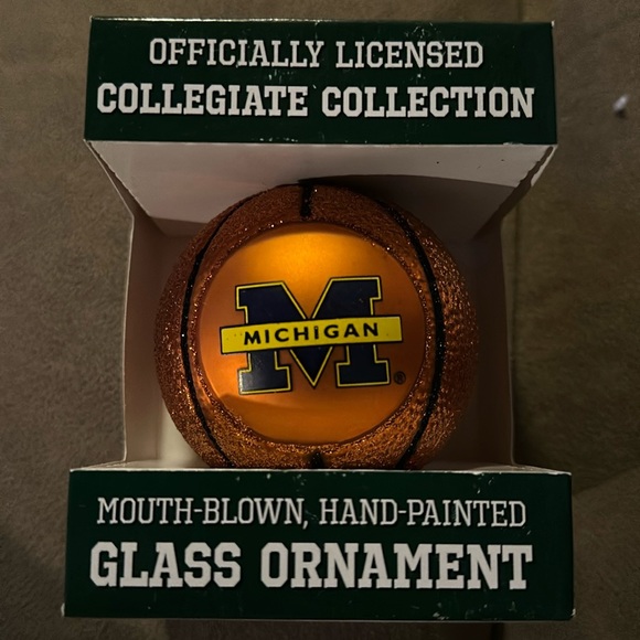 University of Michigan Basketball Ornament - Picture 1 of 2